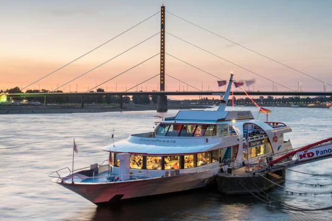 Entspannte Sightseeing‑Flussfahrt auf dem Rhein — Bild 3