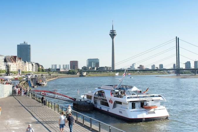Entspannte Sightseeing‑Flussfahrt auf dem Rhein — Bild 4
